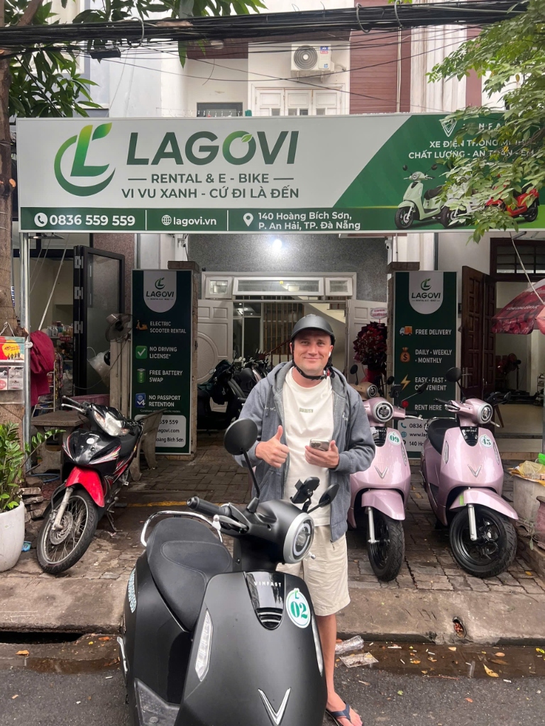 Khách du lịch quốc tế thuê xe máy điện LAGOVI